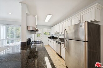1270 Havenhurst Dr in West Hollywood, CA - Building Photo - Building Photo