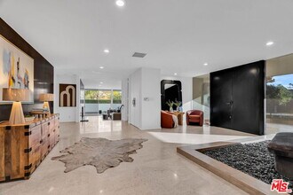 802 N Crescent Dr in Beverly Hills, CA - Building Photo - Building Photo