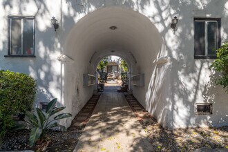 Windsor Court in Glendale, CA - Foto de edificio - Building Photo