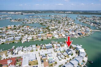 429 137th Ave Cir in Madeira Beach, FL - Building Photo - Building Photo