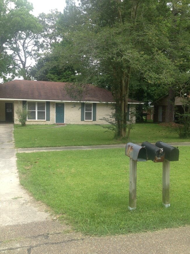 1767 Peck Dr in Baton Rouge, LA - Building Photo - Building Photo