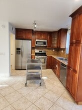 360 N Pauline St, Unit 562 in Anaheim, CA - Building Photo - Building Photo