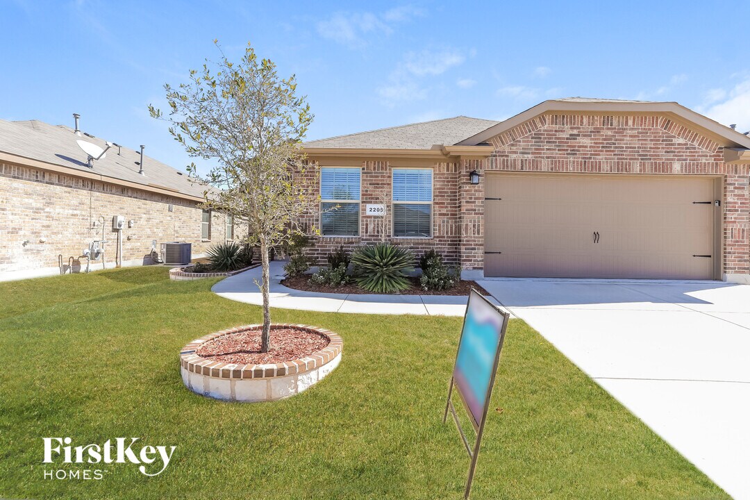 2205 Sadlers Creek Ln in Fort Worth, TX - Building Photo