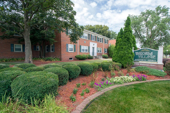 Wakonda Village and Manor Apartment Homes in Des Moines, IA - Building Photo - Building Photo