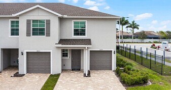 Soluna Townhomes in Naples, FL - Building Photo