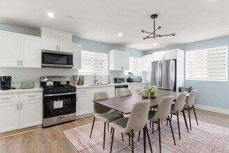 1341 N Mariposa Ave in Los Angeles, CA - Foto de edificio - Building Photo