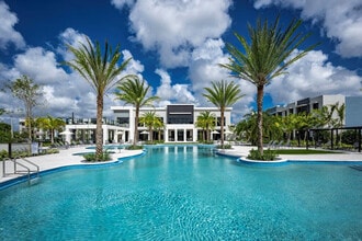 Manor Hialeah in Hialeah, FL - Foto de edificio - Building Photo