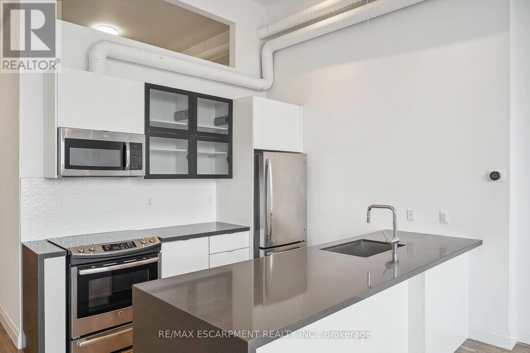 220 Dundurn St S in Hamilton, ON - Building Photo