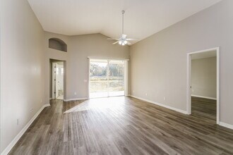 4218 Medbury Dr in Wesley Chapel, FL - Foto de edificio - Building Photo