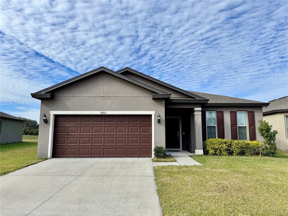 8762 Micmac Ct in Polk City, FL - Foto de edificio