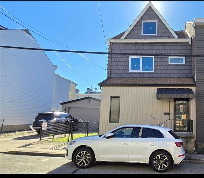 4560 Friendship Ave in Pittsburgh, PA - Building Photo - Building Photo