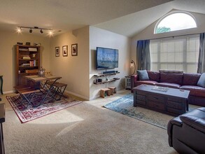 6048 Chasewood Pky, Unit 205 in Minnetonka, MN - Foto de edificio - Building Photo