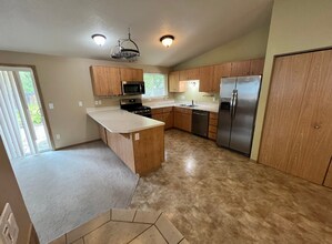 2960 NW Cabernet Ln in Bend, OR - Building Photo - Building Photo