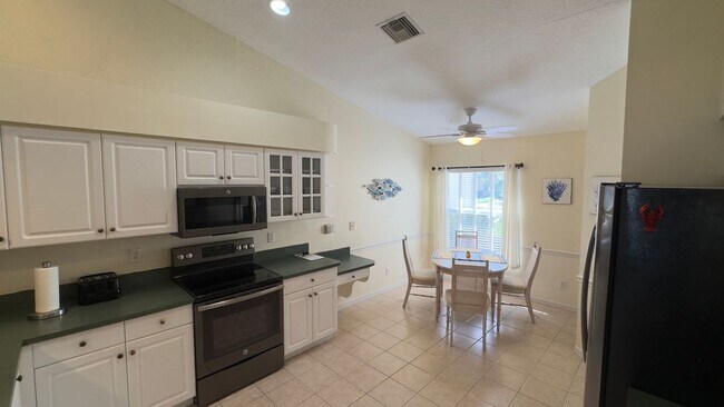 5653 Greenwood Cir in Naples, FL - Building Photo - Building Photo