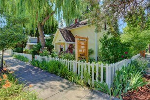 345 N 5th St in Jacksonville, OR - Building Photo