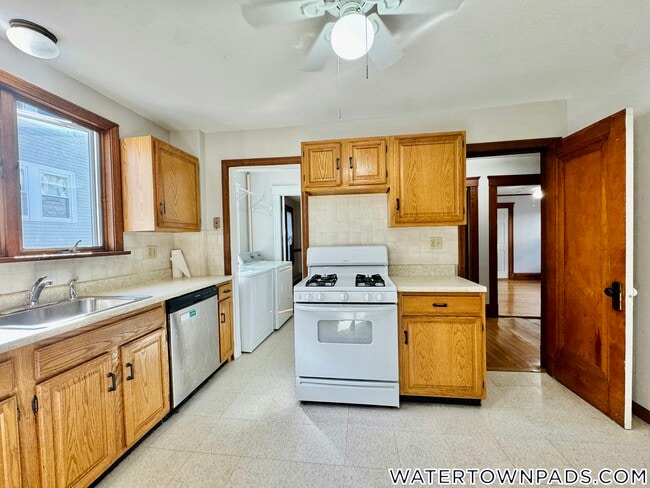 137 Hillside Rd in Watertown, MA - Building Photo - Building Photo