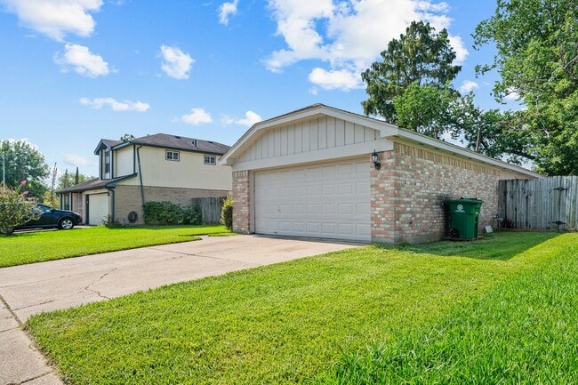 12007 Longbrook Dr in Houston, TX - Building Photo - Building Photo
