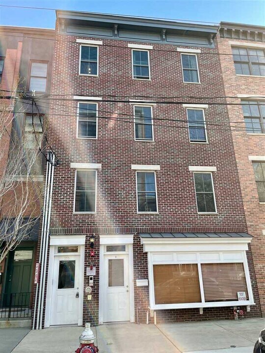 325 1st St in Jersey City, NJ - Building Photo