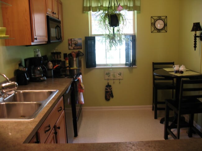 property at 1048 W Foxcroft Dr