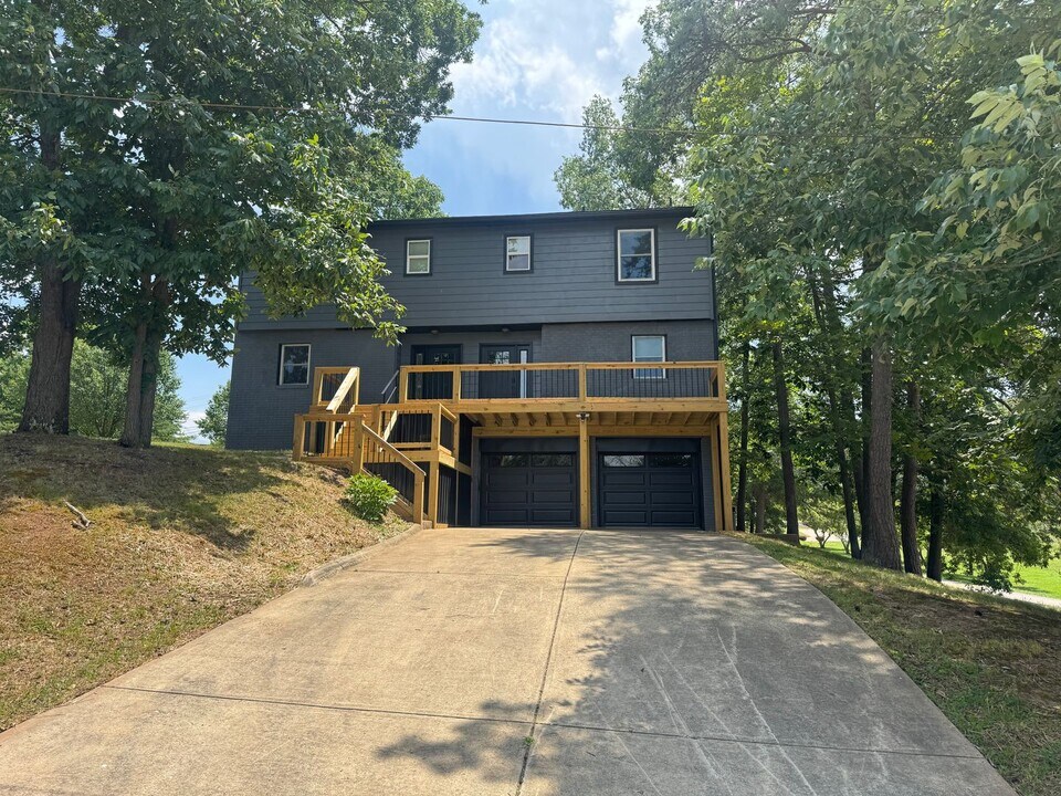 1113 Hillcrest St in Parkersburg, WV - Building Photo