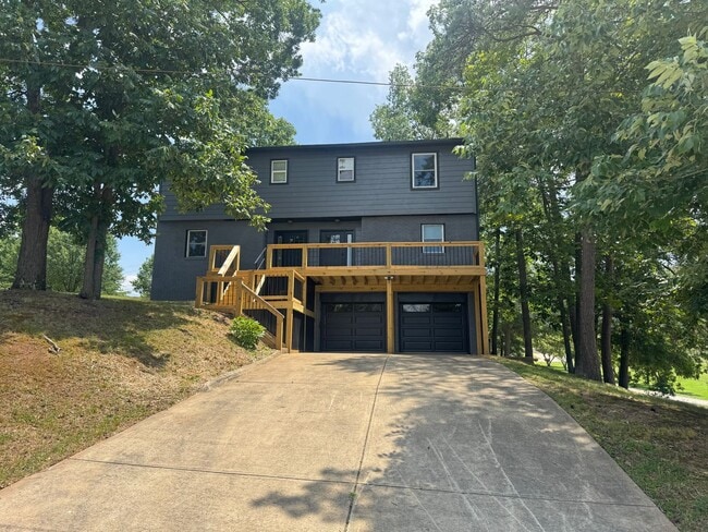 property at 1113 Hillcrest St