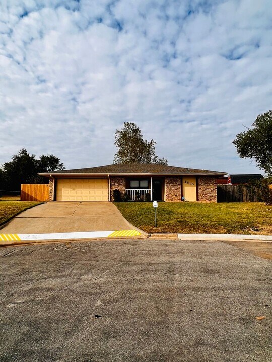 4810 SE Brigadoon Pl in Lawton, OK - Building Photo