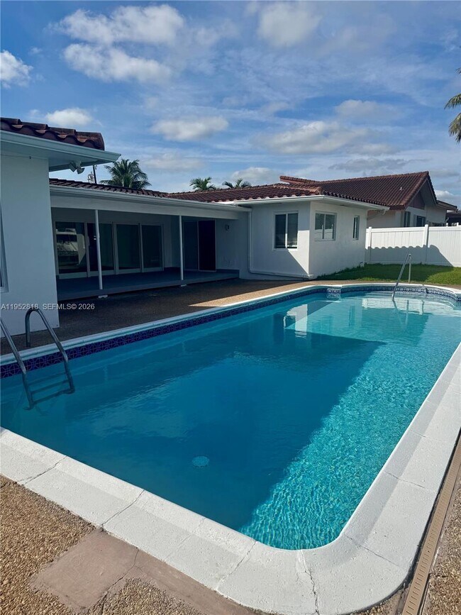 16453 NE 33rd Ave in North Miami Beach, FL - Foto de edificio - Building Photo
