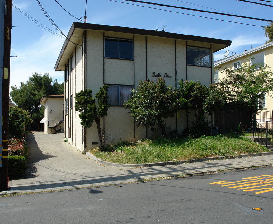 Della Libra Apartment in San Mateo, CA - Building Photo