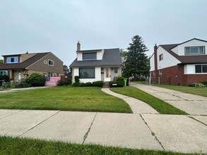 17483 Allen St in Roseville, MI - Building Photo - Building Photo