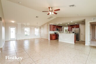 2026 NW 10th Ave in Cape Coral, FL - Foto de edificio - Building Photo