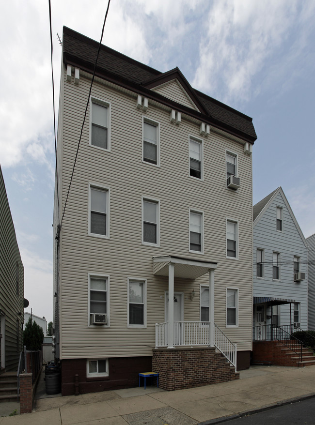 78 E 27th St in Bayonne, NJ - Building Photo - Building Photo