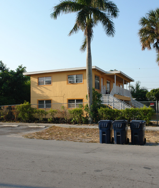 2770 SW 2nd St in Fort Lauderdale, FL - Foto de edificio