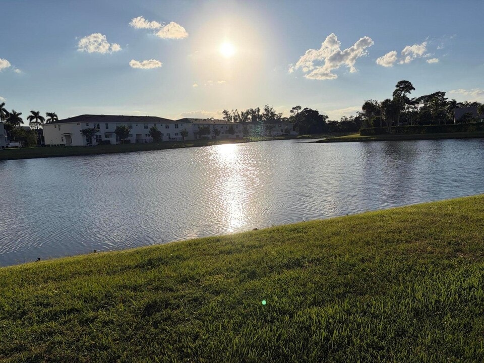 4181 Lagoon Shore Dr in Greenacres, FL - Building Photo
