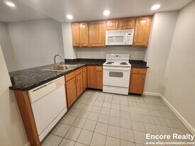 24 Queensberry St in Boston, MA - Building Photo