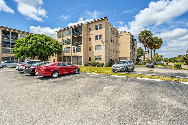 property at 2840 Somerset Dr