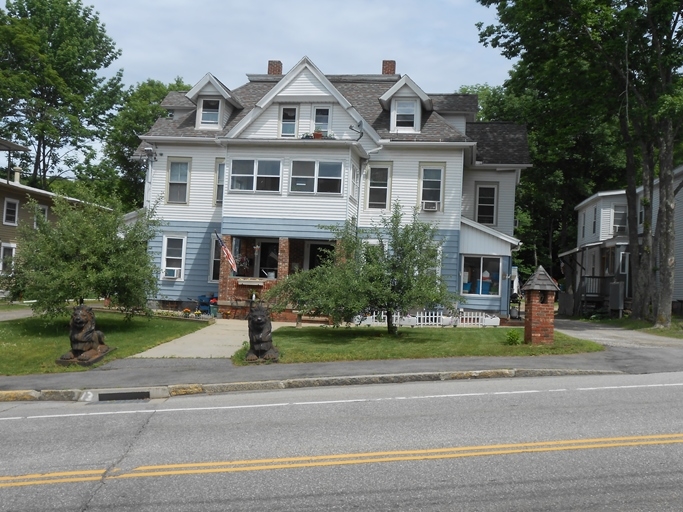 36 E Main St in Stafford Springs, CT - Foto de edificio