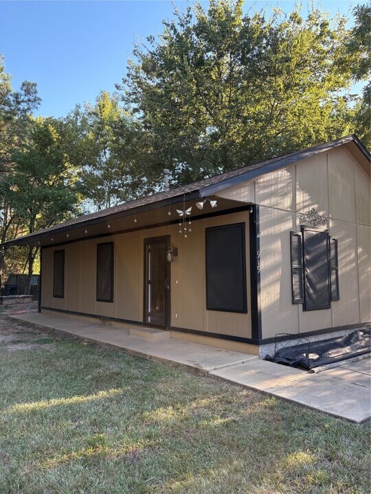 919 Lovett St in Tomball, TX - Foto de edificio