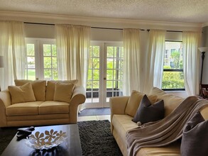 11863 Wimbledon Cir, Unit 402 in Wellington, FL - Foto de edificio - Building Photo