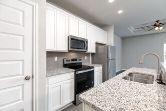 938 Country Club Dr in Seguin, TX - Building Photo - Building Photo
