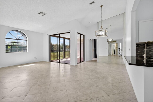 5475 Verona Dr in Boynton Beach, FL - Building Photo - Building Photo