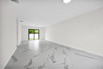 100 SW 7th St in Hallandale Beach, FL - Building Photo - Building Photo