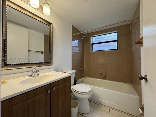 6485 W 27th Ave in Hialeah, FL - Building Photo - Building Photo