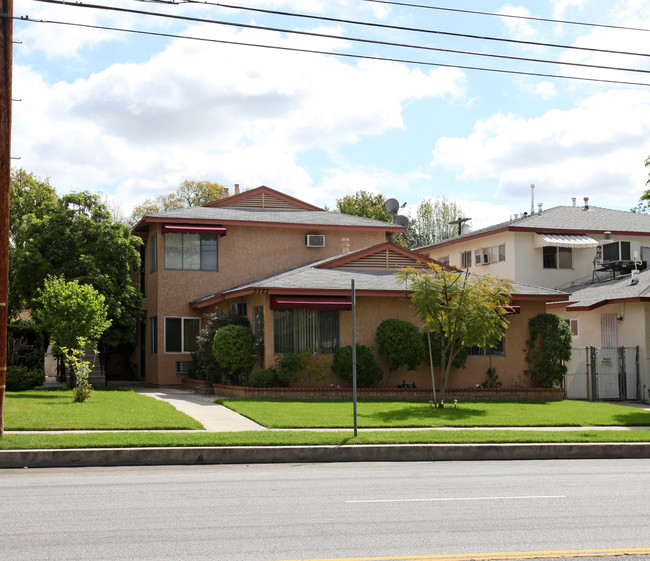 5722 Kester Ave in Van Nuys, CA - Building Photo - Building Photo