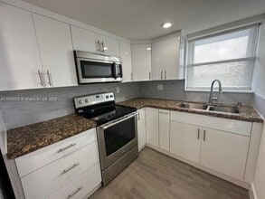 9375 Fontainebleau Blvd in Miami, FL - Building Photo - Building Photo