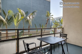 4055 Redwood Ave-Unit -FL2-ID1017 in Los Angeles, CA - Foto de edificio - Building Photo