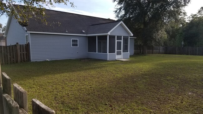 8 Hemlock Way in Crawfordville, FL - Foto de edificio - Building Photo