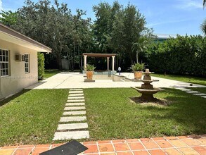 8755 SW 96th St in Miami, FL - Building Photo - Building Photo