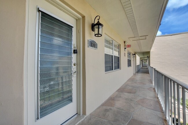 127 Burgundy B, Unit 127 in Delray Beach, FL - Building Photo - Building Photo