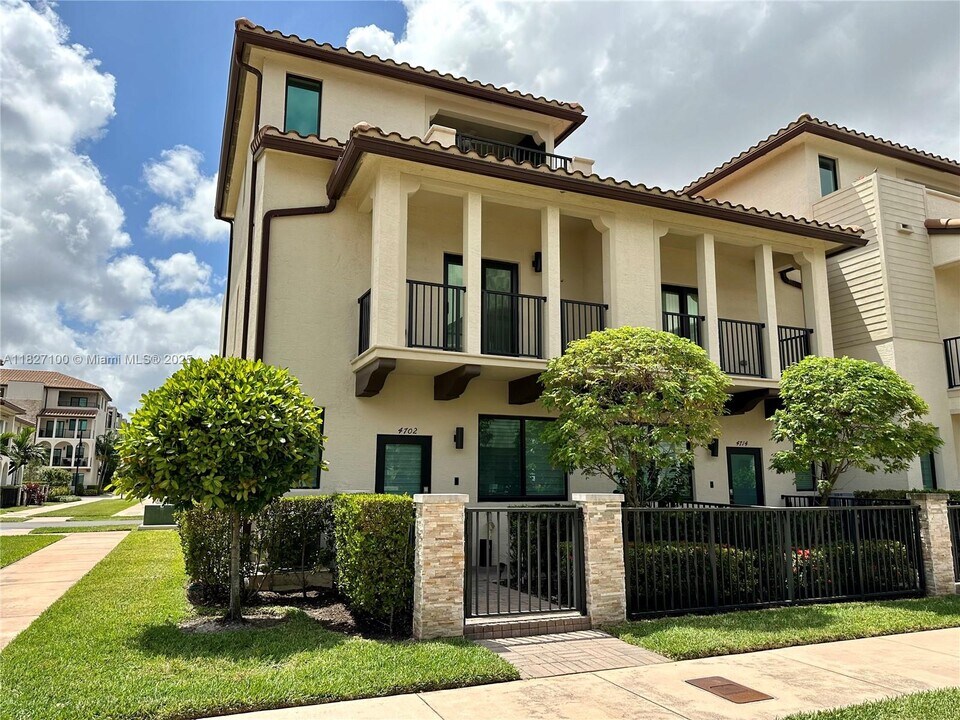 4702 NW 83rd Path in Doral, FL - Building Photo