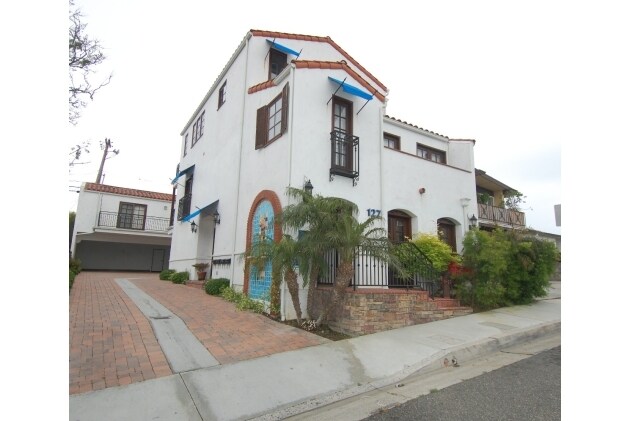 127 Avenida Serra in San Clemente, CA - Building Photo